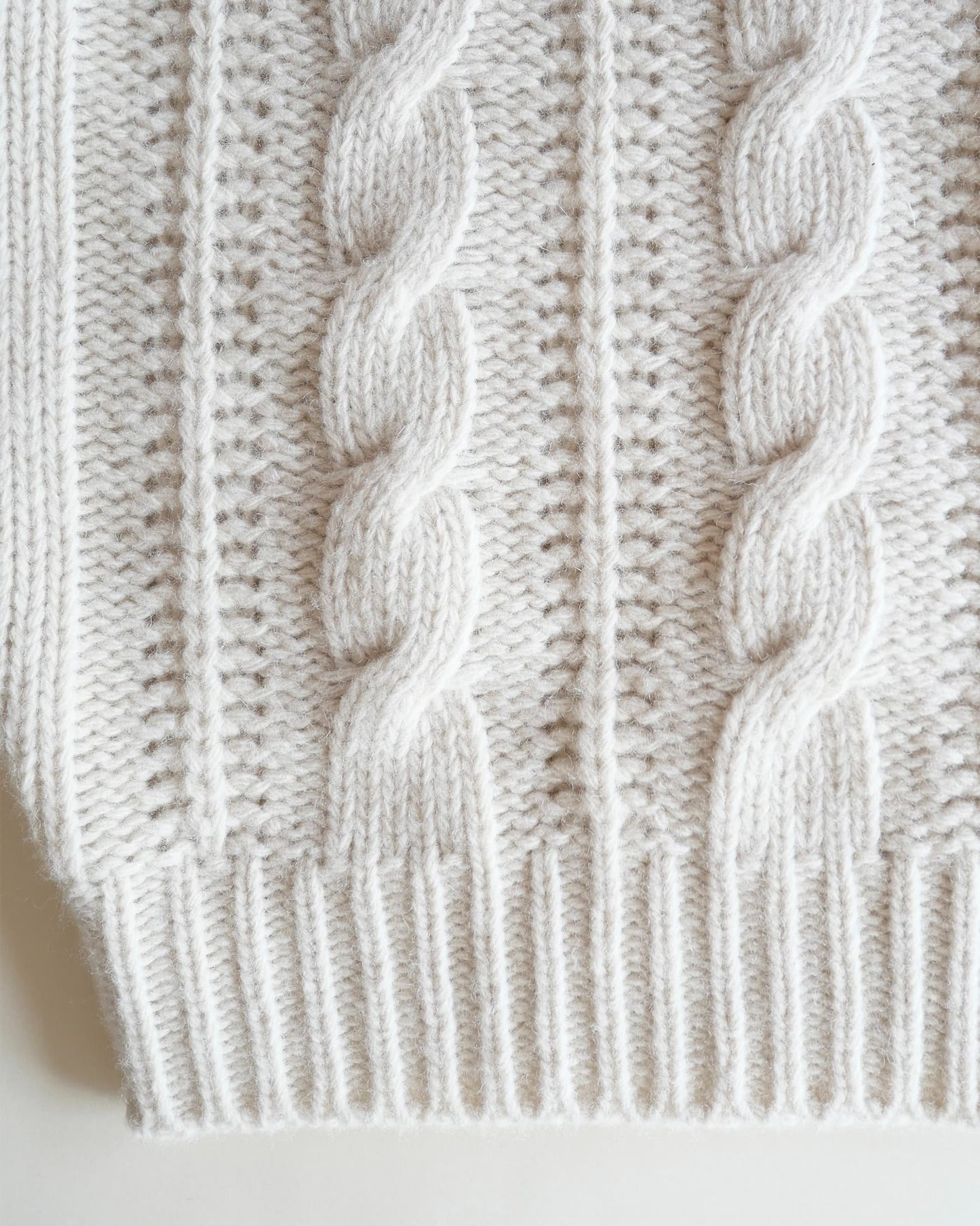 ウールブレンドケーブルニット