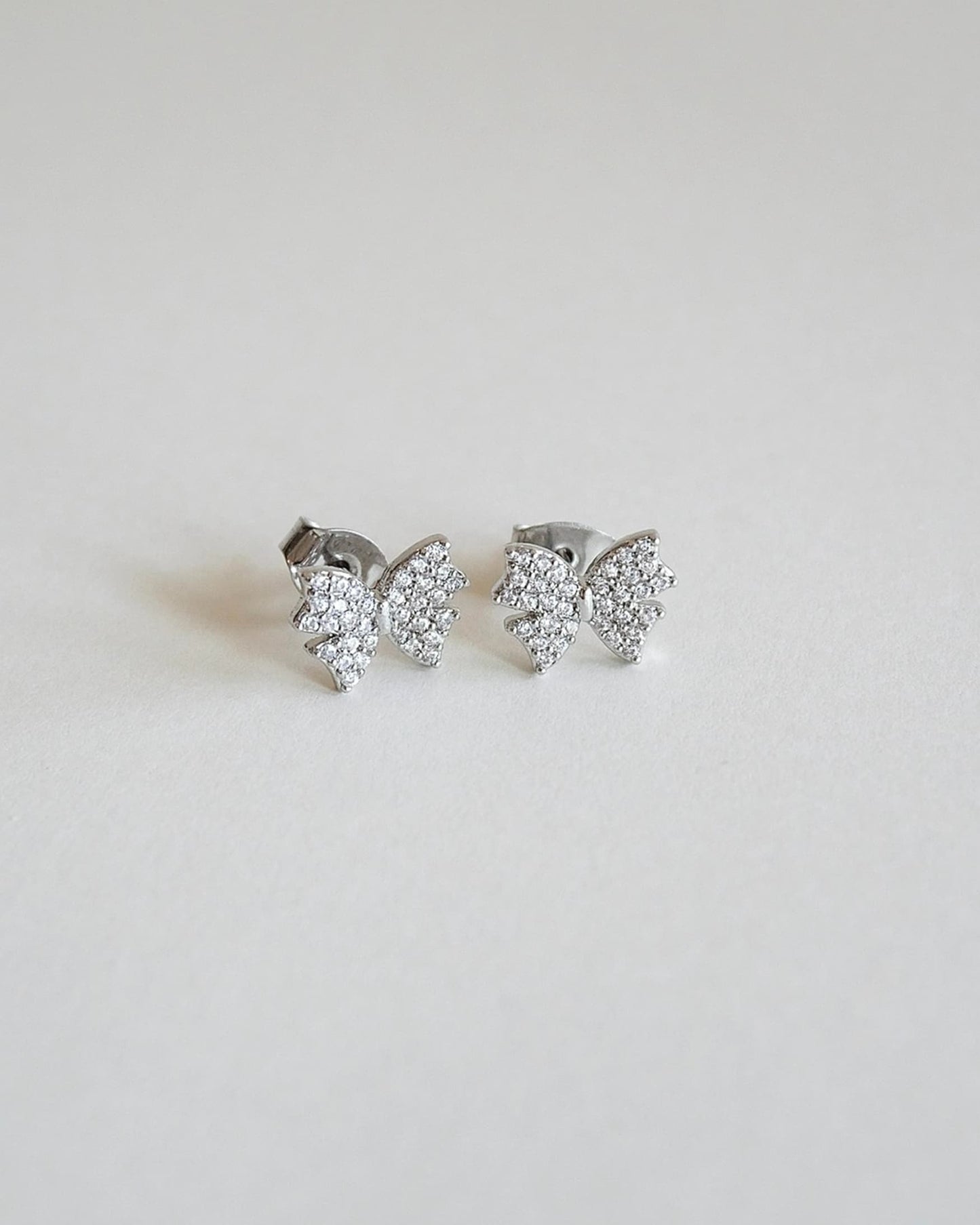 リボンモチーフスタッドピアス